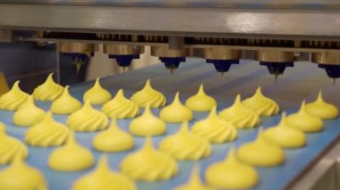 Taşıyıcı hat boyunca marşmelov taşımak.