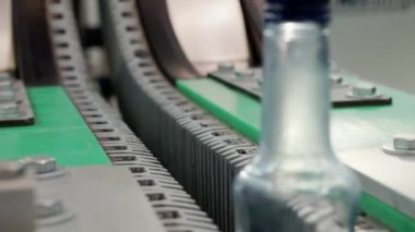 Konveyör bandındaki boş cam şişelerin hareketi.