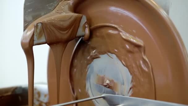 Παραγωγή σοκολάτας σε σύγχρονο εξοπλισμό παραγωγής. — Αρχείο Βίντεο