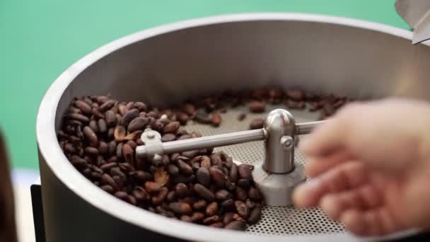 Präsentation der Maschine zum Rösten von Kaffeebohnen. — Stockvideo