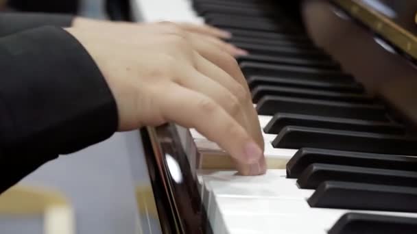 弹钢琴的男性手的特写镜头 — 图库视频影像
