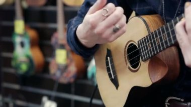 Bir müzisyen tarafından çalınan ukulele yakın plan..