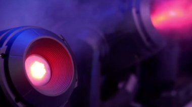 Sisteki spot ışıkları kırmızı parlıyor.