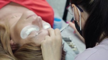 Spa 'da kirpik uzatma prosedürü.