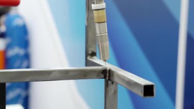 Kaynak malzemeleri sergisinde metal kaynak simülasyonu.