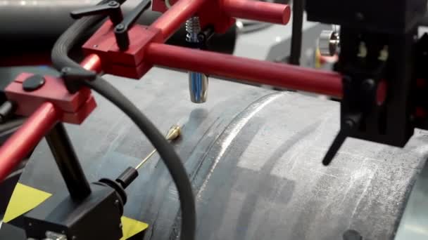 Simulação de soldagem de tubos em uma exposição de equipamentos de soldagem. — Vídeo de Stock