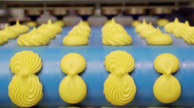 Taşıyıcı hat boyunca şekerlemeler taşınıyor.