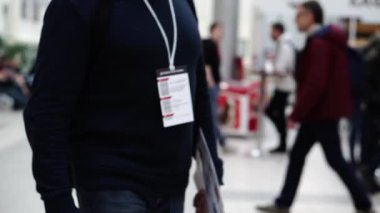 Tanımlanamayan insanlar kameranın önünden geçiyor..