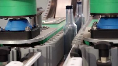 Konveyör bandı boyunca boş şişelerin hareketi.