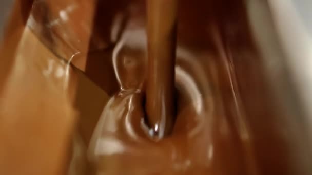 Chokladmassan flödar uppifrån till en speciell tratt. — Stockvideo