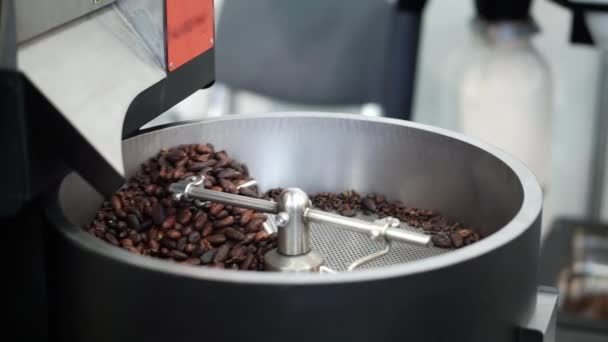 Torrefação de grãos de café em equipamentos de torrefação. — Vídeo de Stock