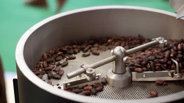 Φρεσκοψημένοι κόκκοι καφέ αναμειγνύονται στη χοάνη. — Αρχείο Βίντεο