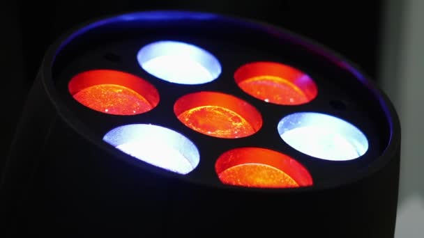 Close-up van de veelkleurige lichten van de disco-spot. — Stockvideo