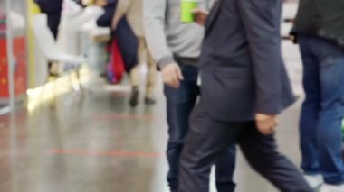 İş merkezinin büyük, parlak lobisinde bir grup insan..