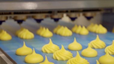 Kondüktörün üzerine şekerleme koyma süreci.