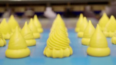 Konveyör hattında şekerlemeler yakın plan taşınıyor.