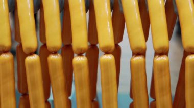 Üretim hattında et sosisleri.