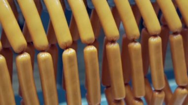 Üretim hattında et sosisleri.