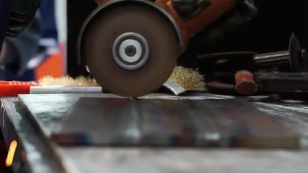 Metall mit dem Winkelschleifer schneiden. — Stockvideo