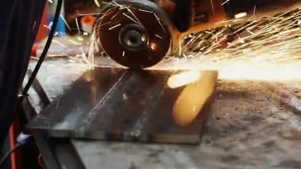 Ένας γωνιακός τροχός κόβει μέταλλο. — Αρχείο Βίντεο