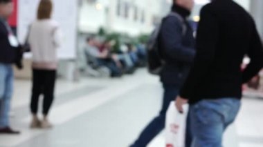 Yoğun bir yerde iş adamları.