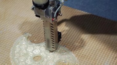 Yazıcı plastik bir ürün basıyor..