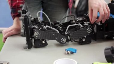 Bozuk bir robotu tornavidayla tamir etmek..