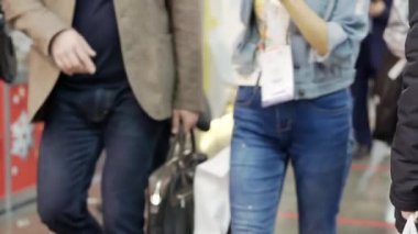 İsimsiz insanlar bir video kameranın önünden geçiyorlar..