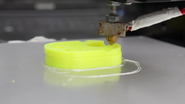 La stampante sta stampando un prodotto in plastica. — Video Stock