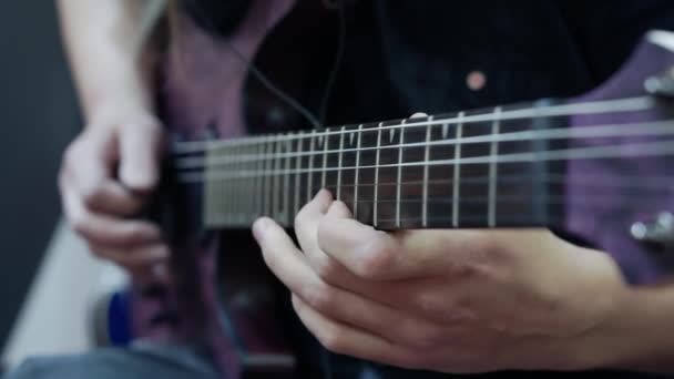 Gros plan d'une guitare électrique jouée par un musicien. — Video