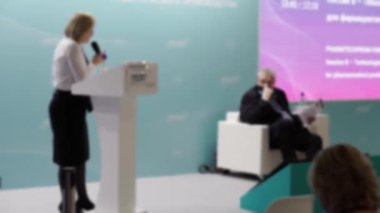 Yeni bir ürünün sunumunda konuşmacılar konuşuyor.