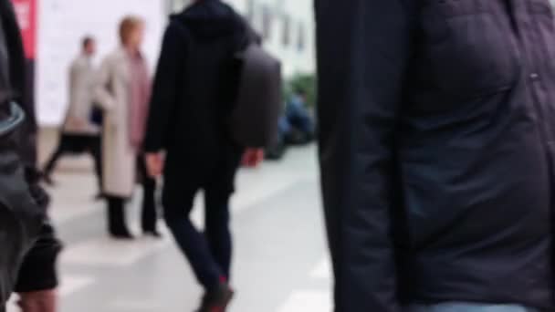 Siluetas de personas irreconocibles paseando frente a la cámara. — Vídeos de Stock