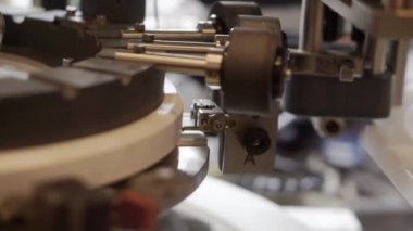 Dönen elementlerle birlikte teknolojik soyut arkaplan.