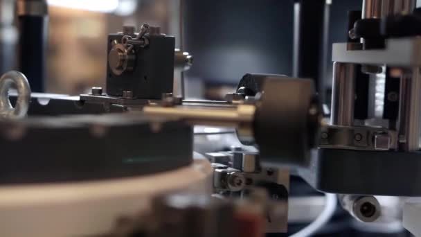 Fond technologique avec machine de production automatique. — Video