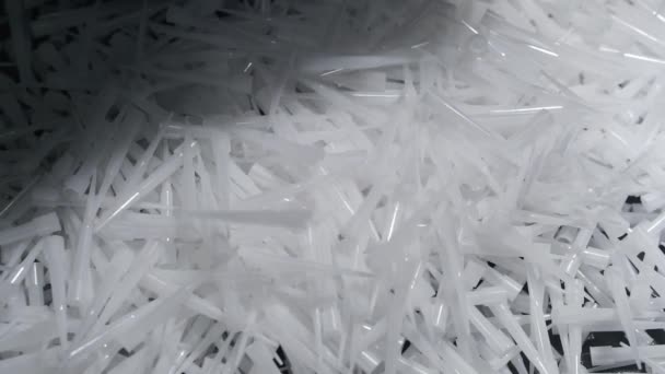 Peças de plástico branco caem em um montão. — Vídeo de Stock