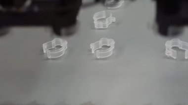 Plastik ürünleri taşıma bandında taşımak.