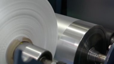 Dönen polietilen film rulosu yakın çekim.