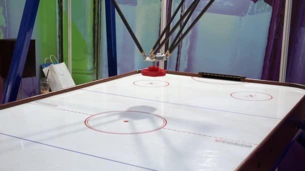 Dimostrazione di un braccio robotico per air hockey. — Video Stock