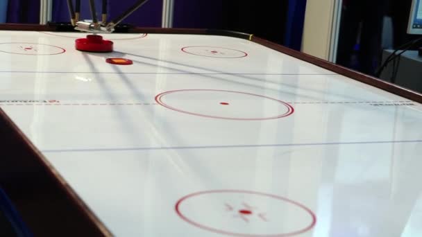 Un uomo gioca a air hockey con un robot. — Video Stock