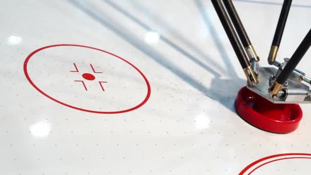 Il braccio robotico gioca a air hockey. — Video Stock