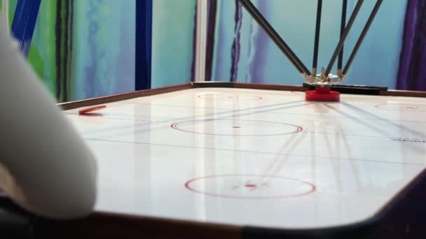 Il braccio robotico gioca a air hockey. — Video Stock