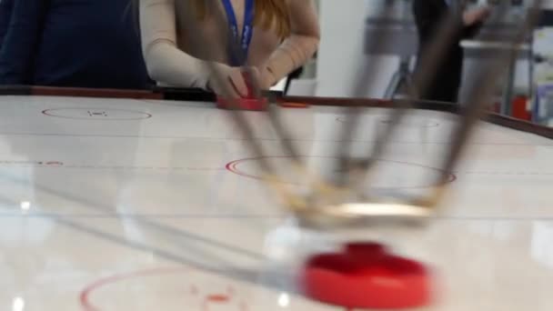 Het meisje speelt air hockey.. — Stockvideo