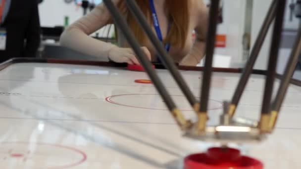 Het meisje speelt air hockey.. — Stockvideo
