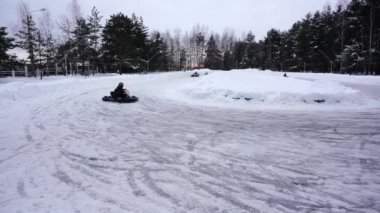 Karlı bir yolda kayan kart.