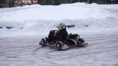 Karlı bir yolda kayan kart.