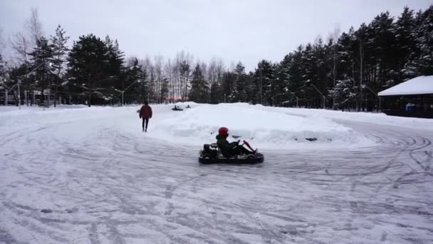 Kart závodní na zasněžené trati. — Stock video