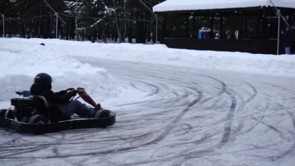 Kart racing på en snöig spår. — Stockvideo