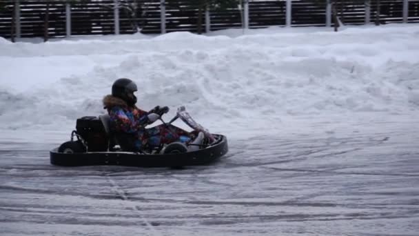 Atividades esportivas de inverno no fim de semana. — Vídeo de Stock