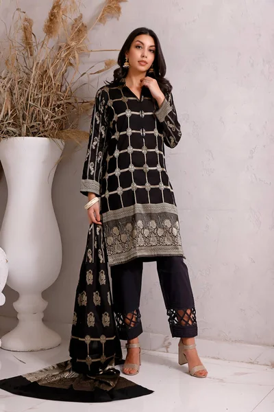 Modelo Paquistaní Está Mostrando Vestido Tradicional Shalwar Kameez — Foto de Stock