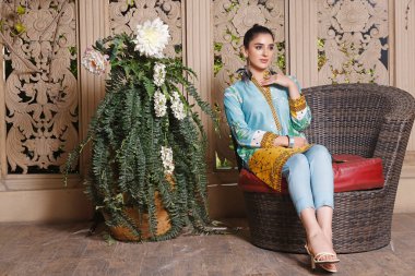 Pakistanlı / Asyalı bir model geleneksel elbisesini tasarlıyor, Shalwar Kameez.. 